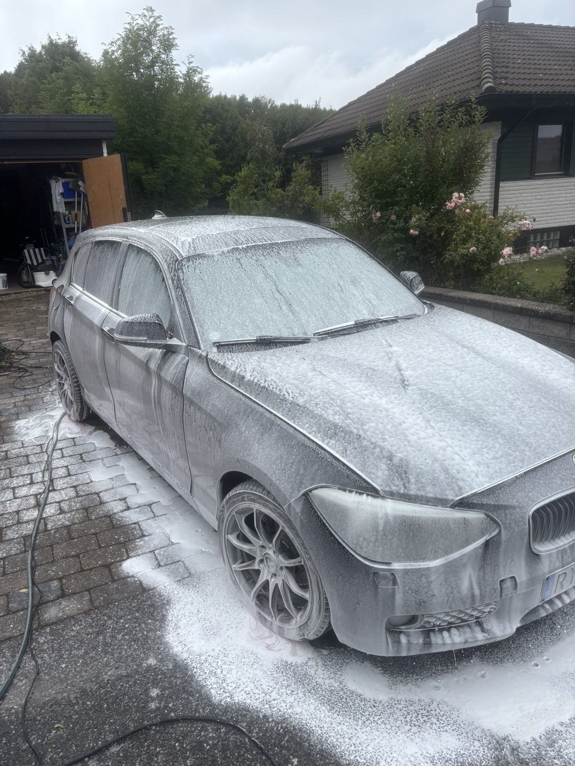 Bil täckt av aktivt skum under utvändig tvätt av HV Bilvård